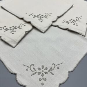 VTG Set of 4 Madeira Linen Embroidered Dinner Napkins Scalloped Daisy Scroll